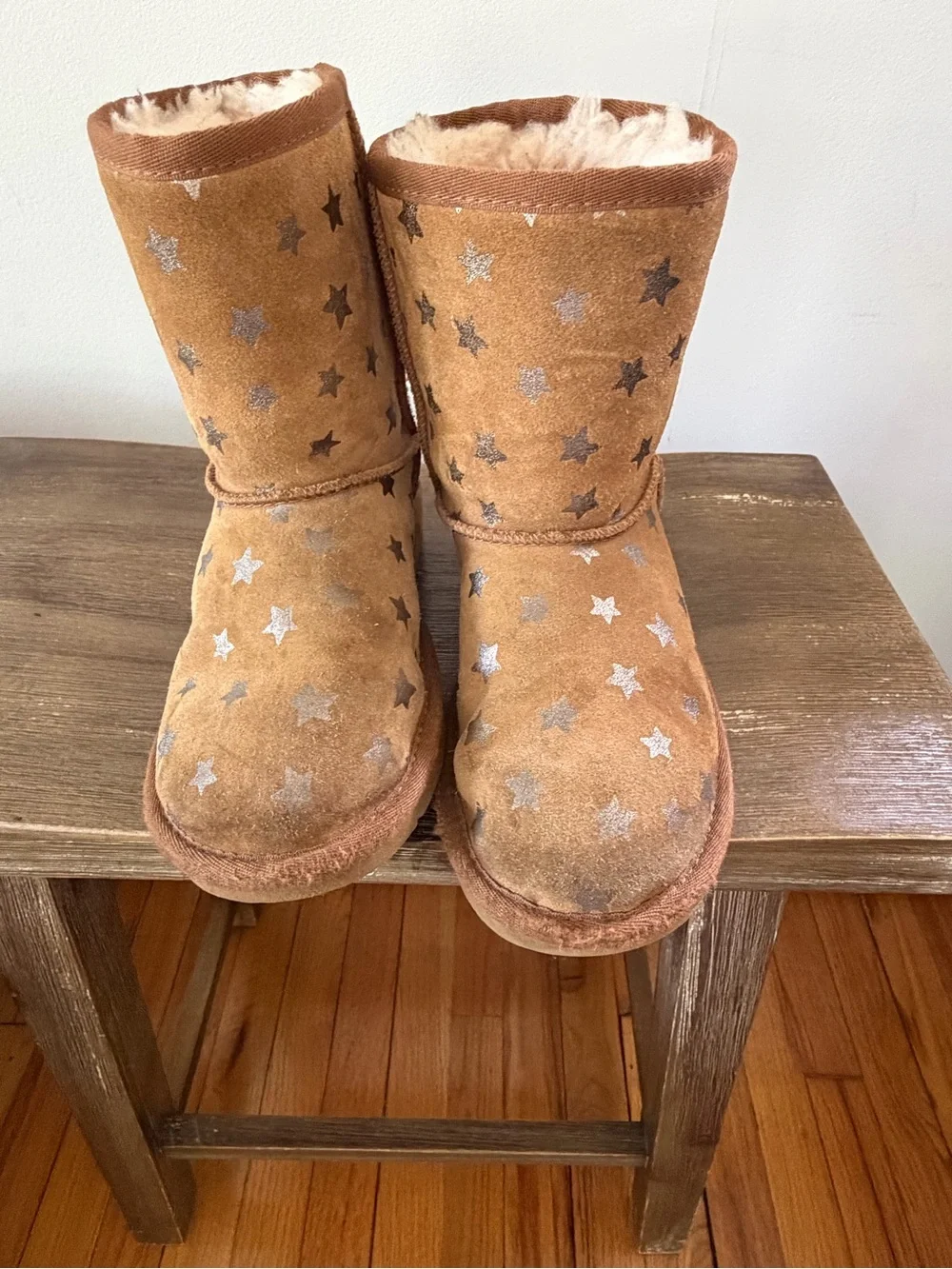 UGG Kids Tan Star-Print Shearling Boots size 1.